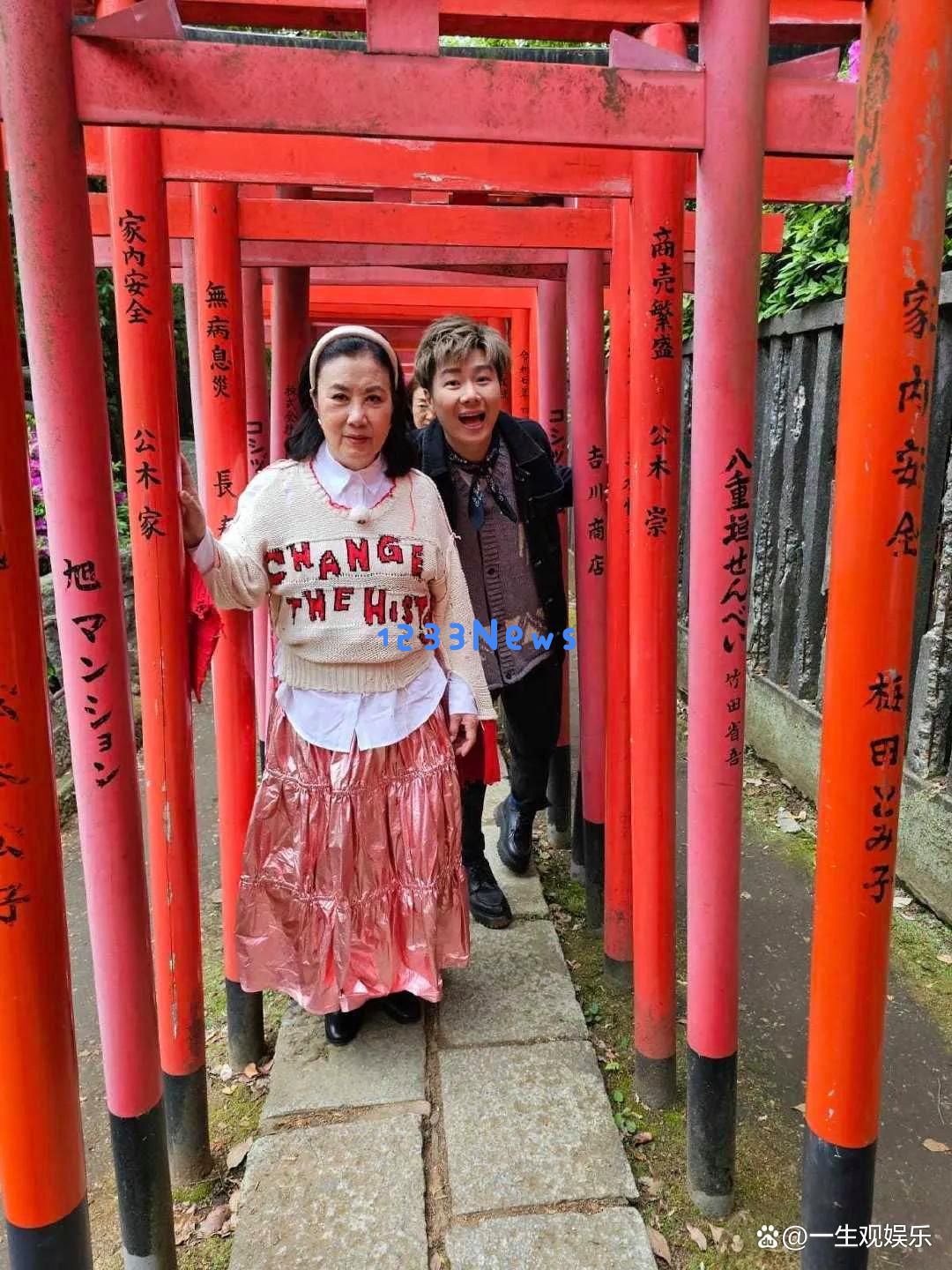 78岁汪明荃街头时尚秀！荧光绿搭配死亡芭比粉色，穿搭瞬间引发热议