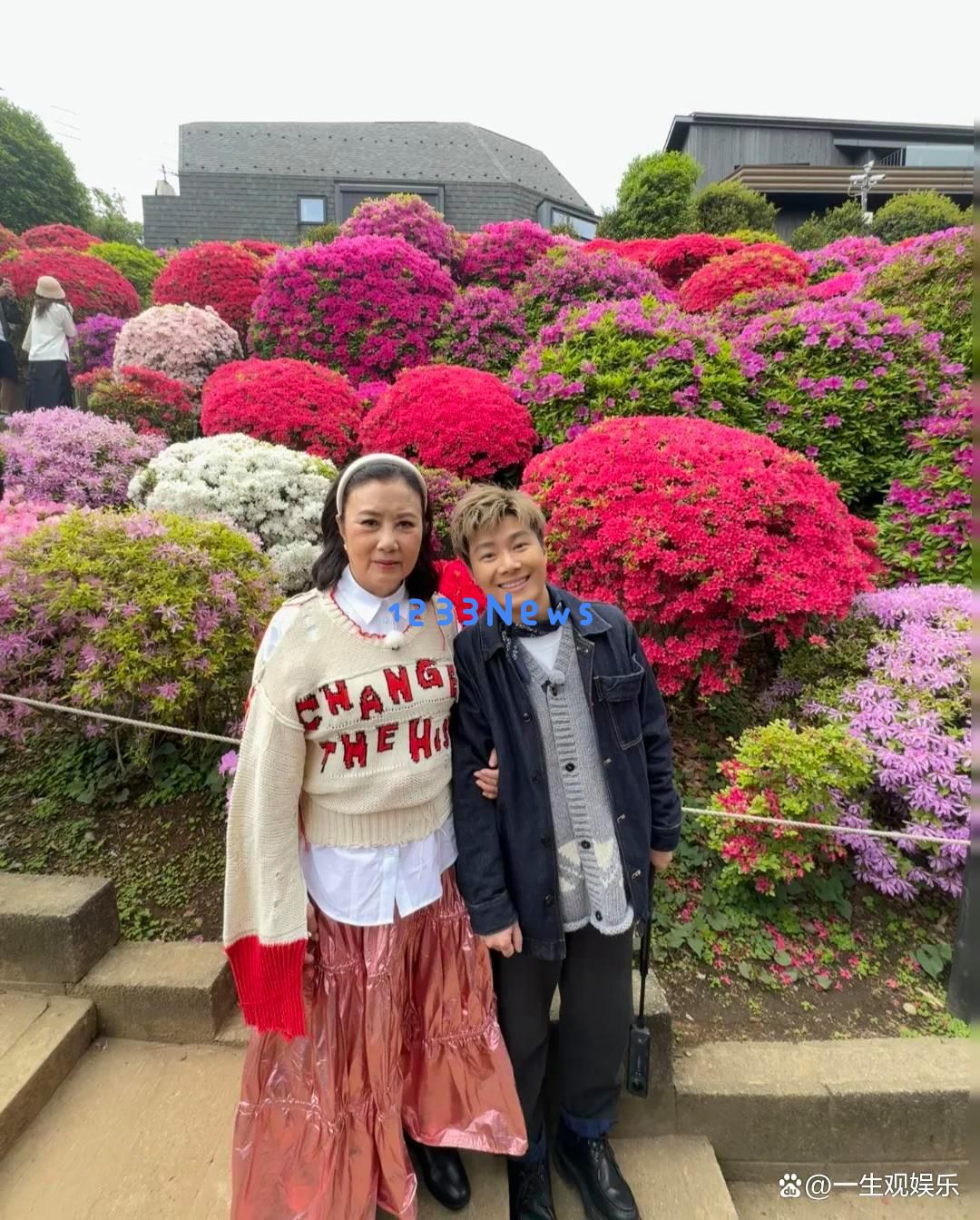 78岁汪明荃街头时尚秀！荧光绿搭配死亡芭比粉色，穿搭瞬间引发热议