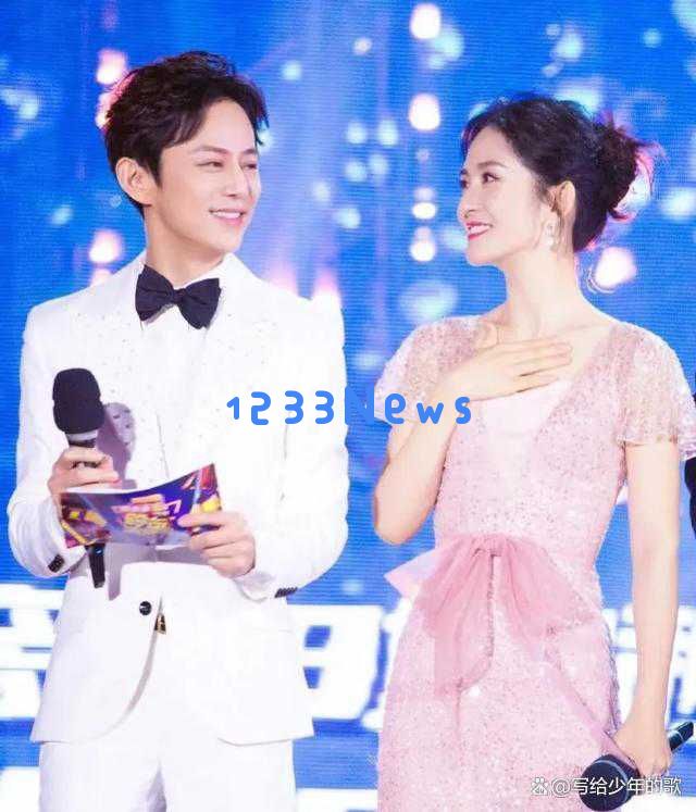 51岁何炅性感深V展示完美胸肌，生日祝福折射娱乐圈隐秘人情冷暖