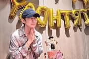 51岁何炅性感深V展示完美胸肌，生日祝福折射娱乐圈隐秘人情冷暖