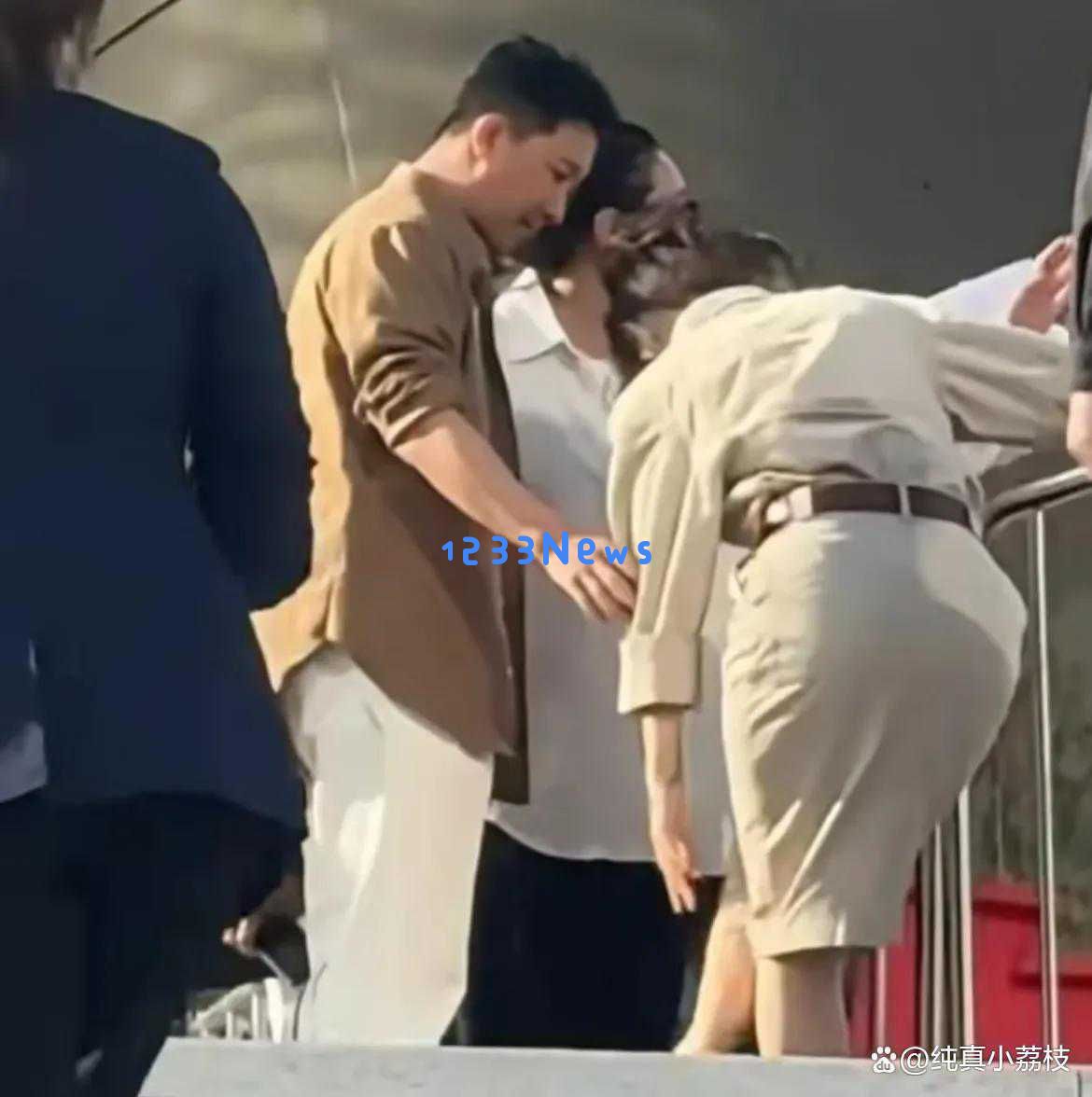 卢靖姗分享全家福，韩庚喜宣布二胎，网友调侃妻旅送子之说再度应验