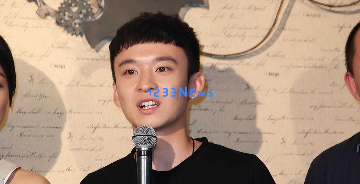 31岁董子健在国外度假遭遇“翻车”，造型显得普通毫无明星气质