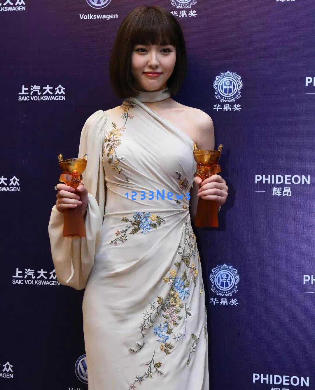 唐嫣41岁依然青春洋溢，完美身材和水嫩肌肤，让罗晋情有独钟