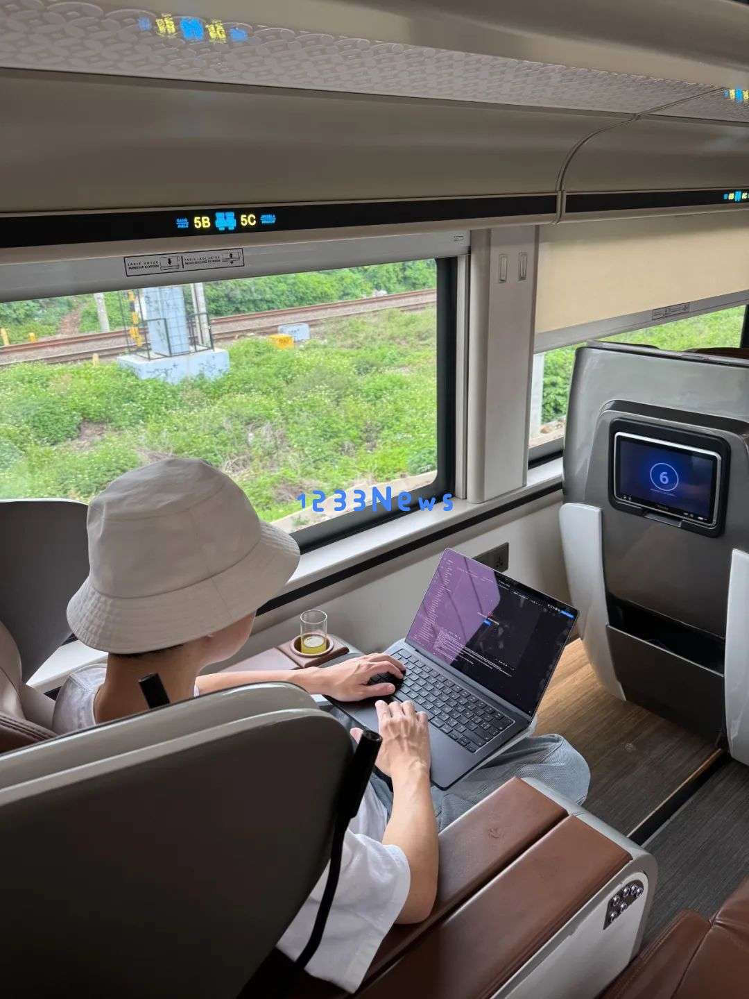 对话「小猫补光灯」陈云飞：35+岁大厂i人，用离职、旅居、AI开发来打破中年魔咒