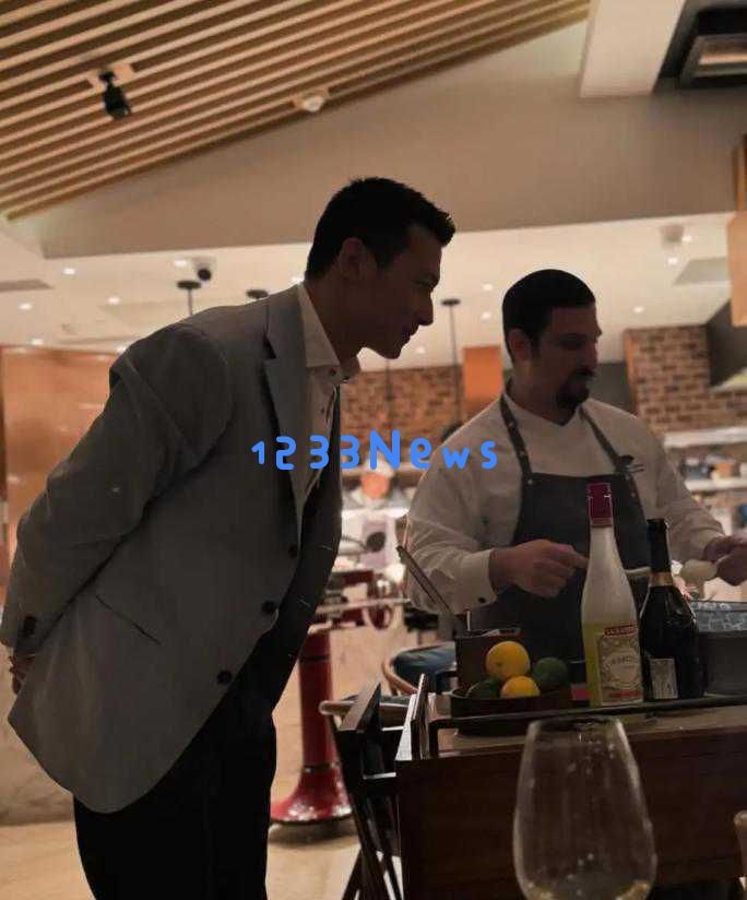 北京街头朱珠秀豪华50万包大餐，王昀佳在女儿面前烟雾缭绕引发热议
