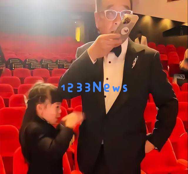 52岁李大双举办儿子百日庆典，三次婚姻的娇妻抱着宝宝亮相