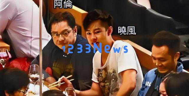 52岁李大双举办儿子百日庆典，三次婚姻的娇妻抱着宝宝亮相