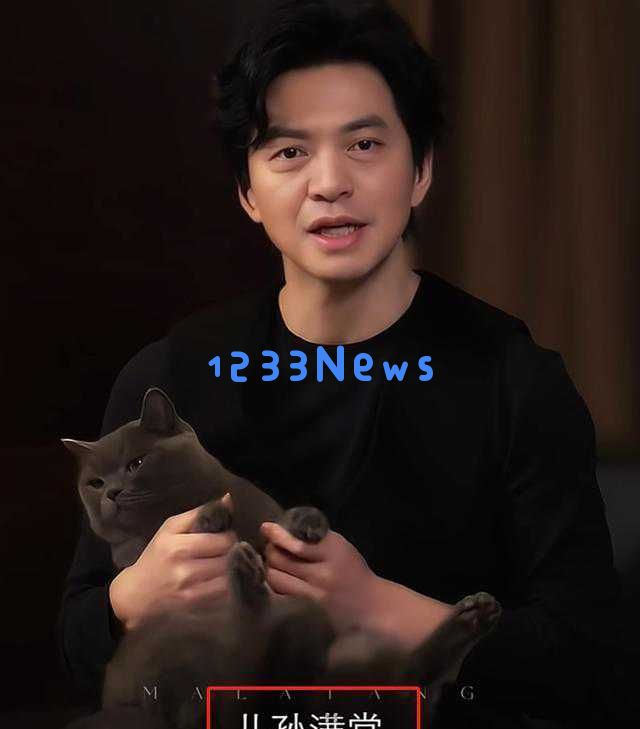52岁李大双举办儿子百日庆典，三次婚姻的娇妻抱着宝宝亮相