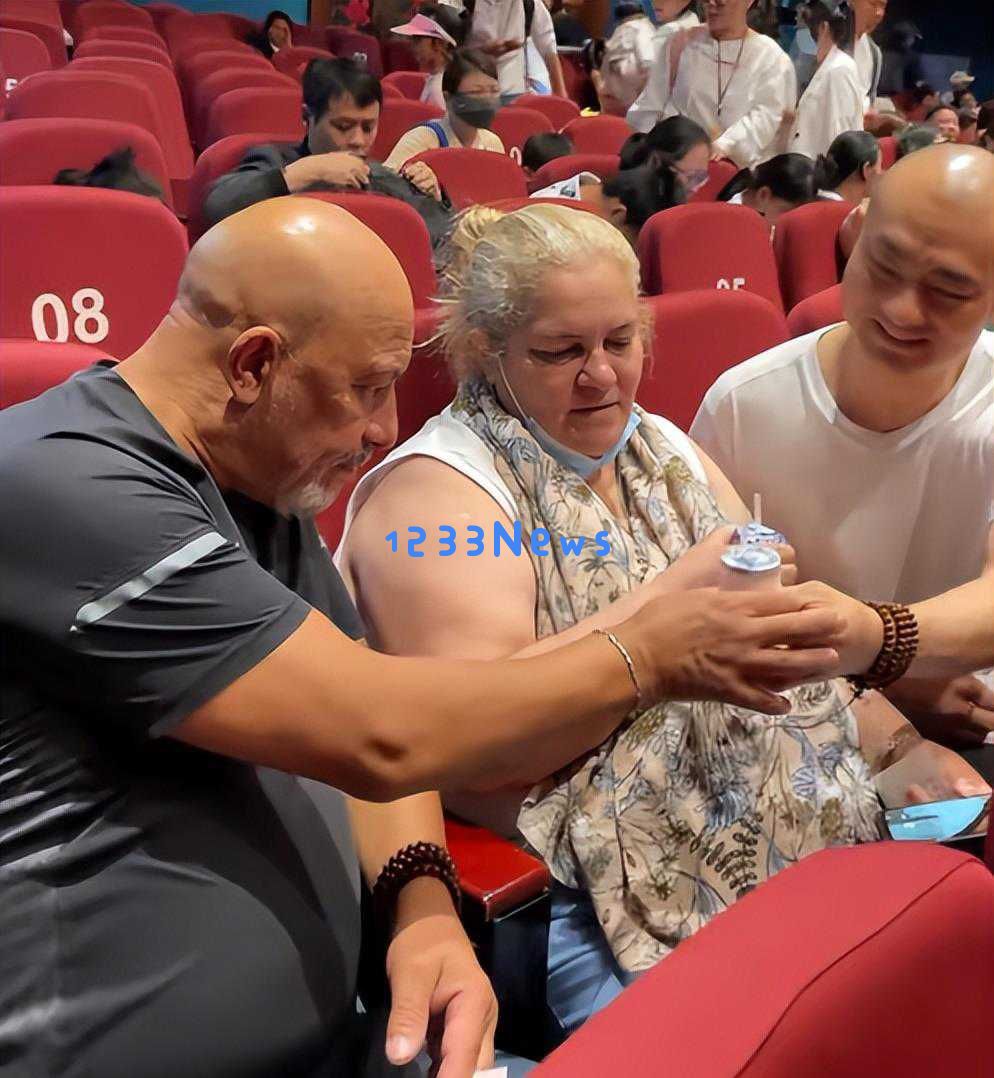 杨淙与奇娜父母游北京期间遭遇意外，一家人显得非常疲惫与痛苦