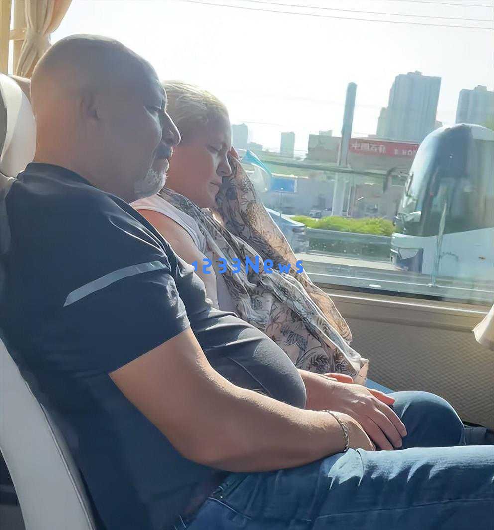 杨淙与奇娜父母游北京期间遭遇意外，一家人显得非常疲惫与痛苦