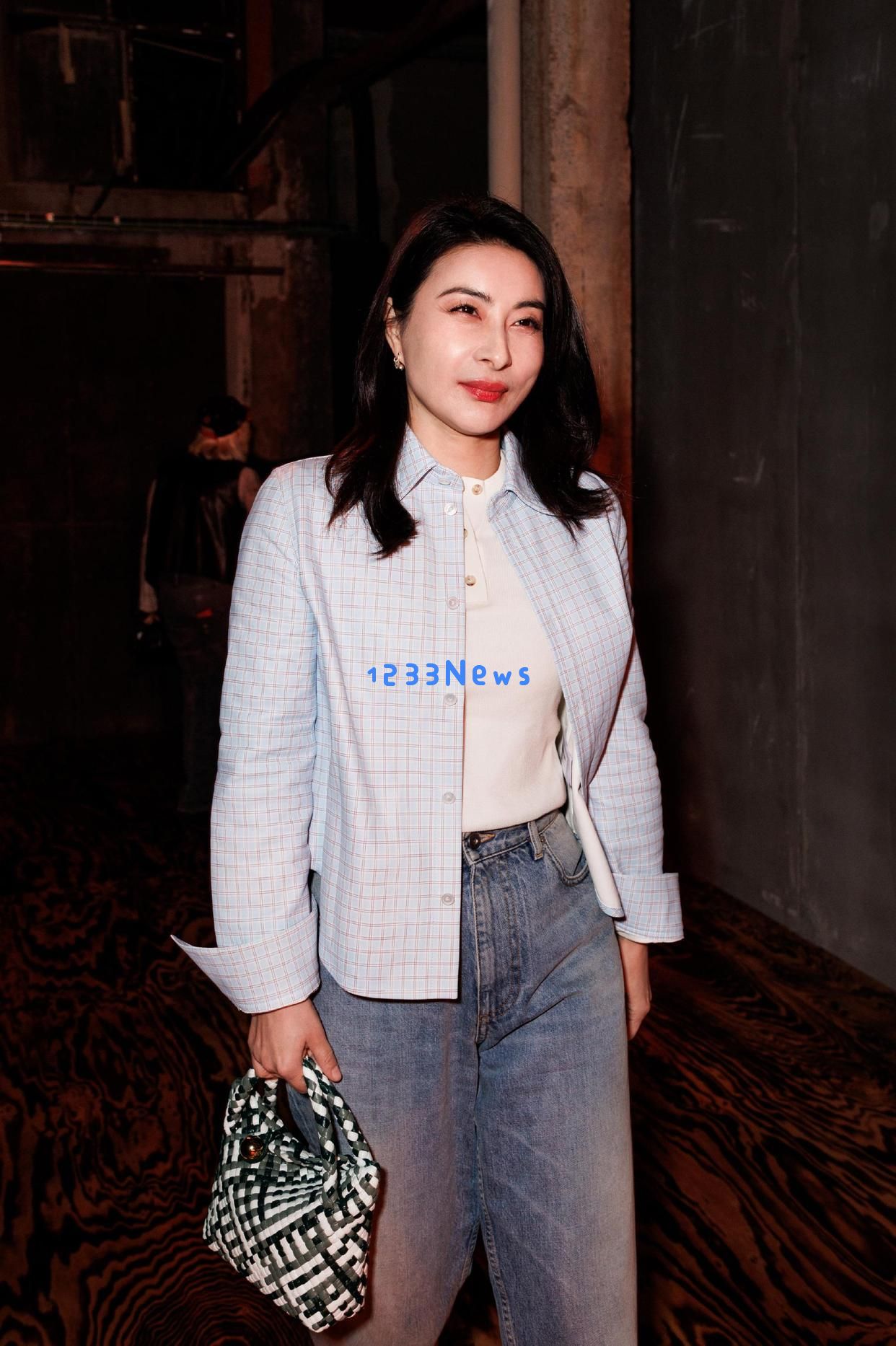 44岁郭晶晶亮相活动展现女王气场：兼具公益先锋与豪门典范的独特魅力