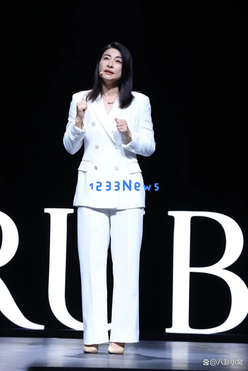 44岁郭晶晶亮相活动展现女王气场：兼具公益先锋与豪门典范的独特魅力