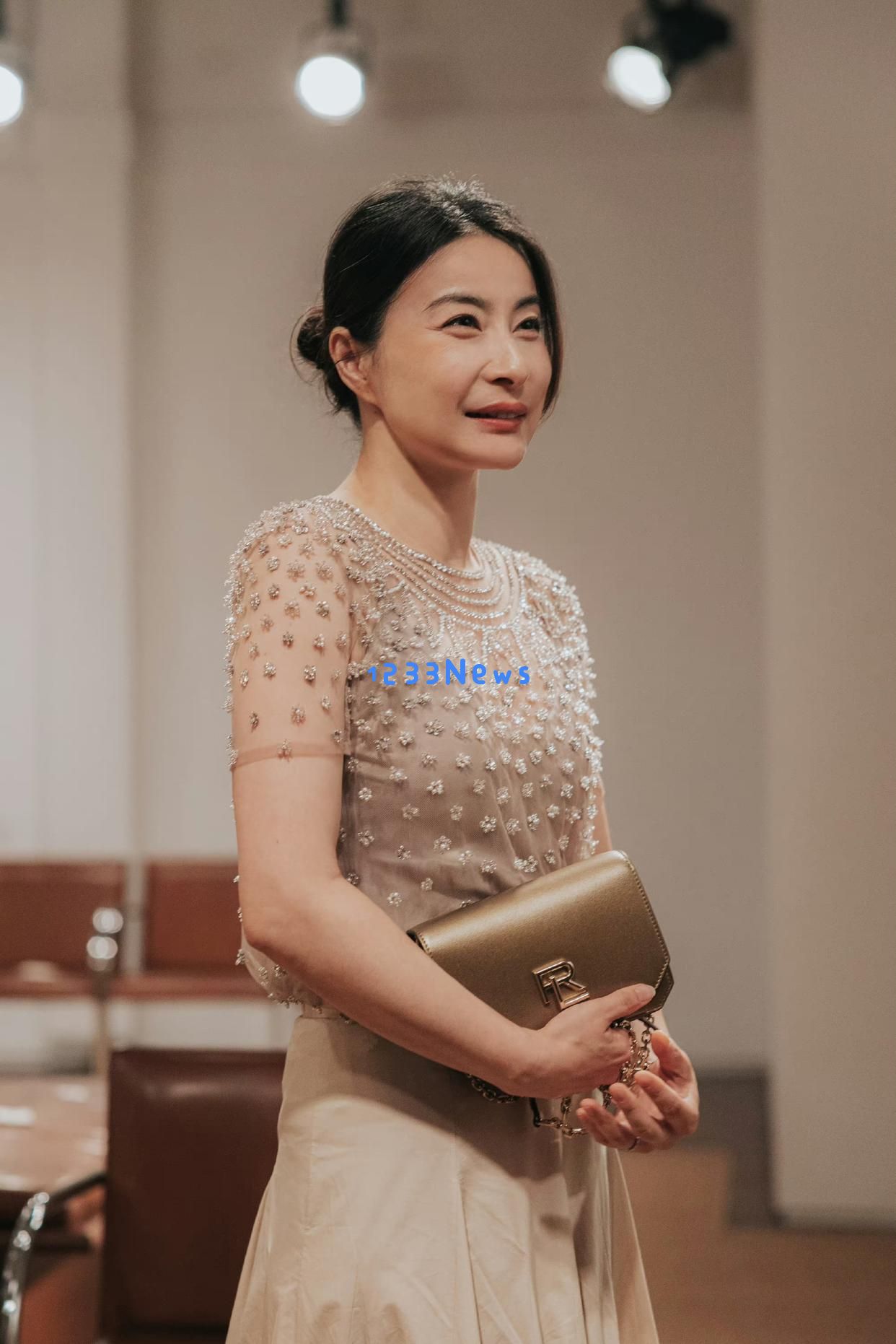44岁郭晶晶亮相活动展现女王气场：兼具公益先锋与豪门典范的独特魅力