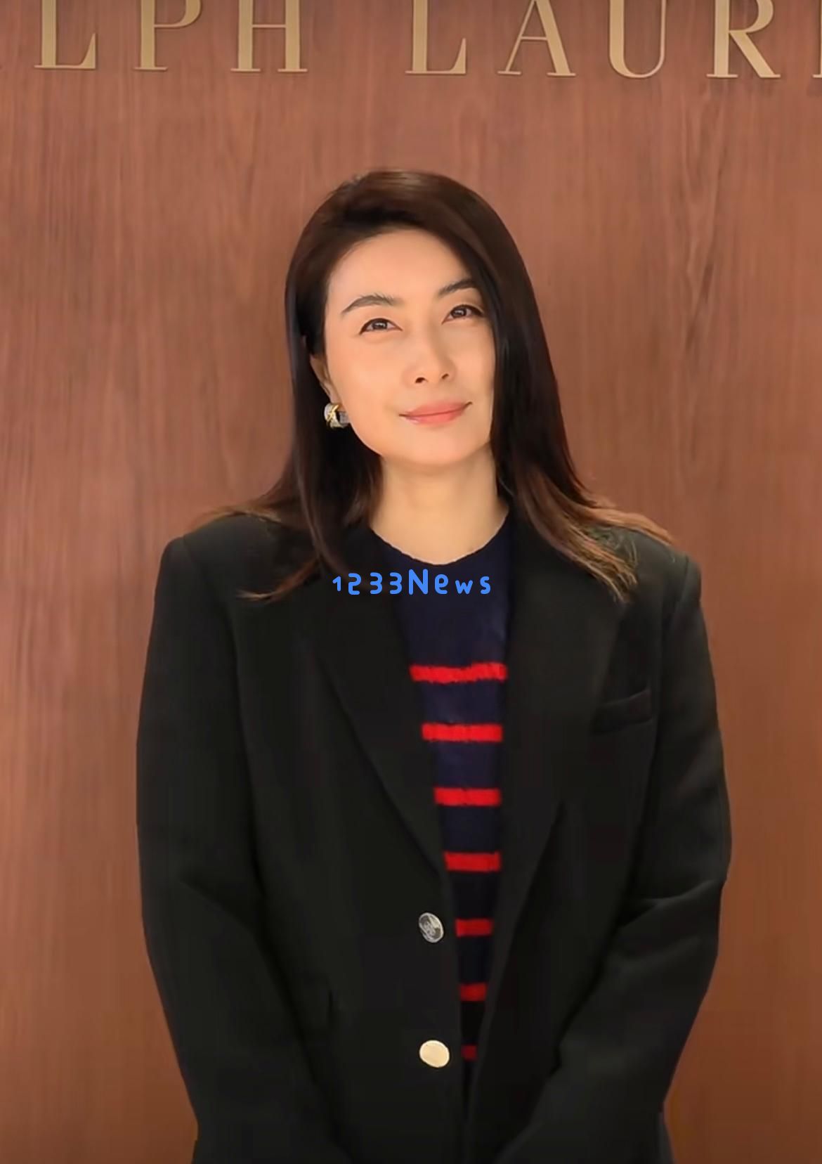 44岁郭晶晶亮相活动展现女王气场：兼具公益先锋与豪门典范的独特魅力