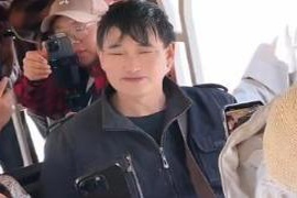 朱之文带着儿媳走进菏泽牡丹园，儿媳宛如花仙子，自己仍在使用苹果六手机