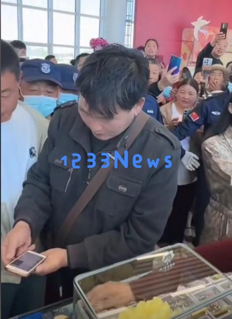 朱之文带着儿媳走进菏泽牡丹园，儿媳宛如花仙子，自己仍在使用苹果六手机