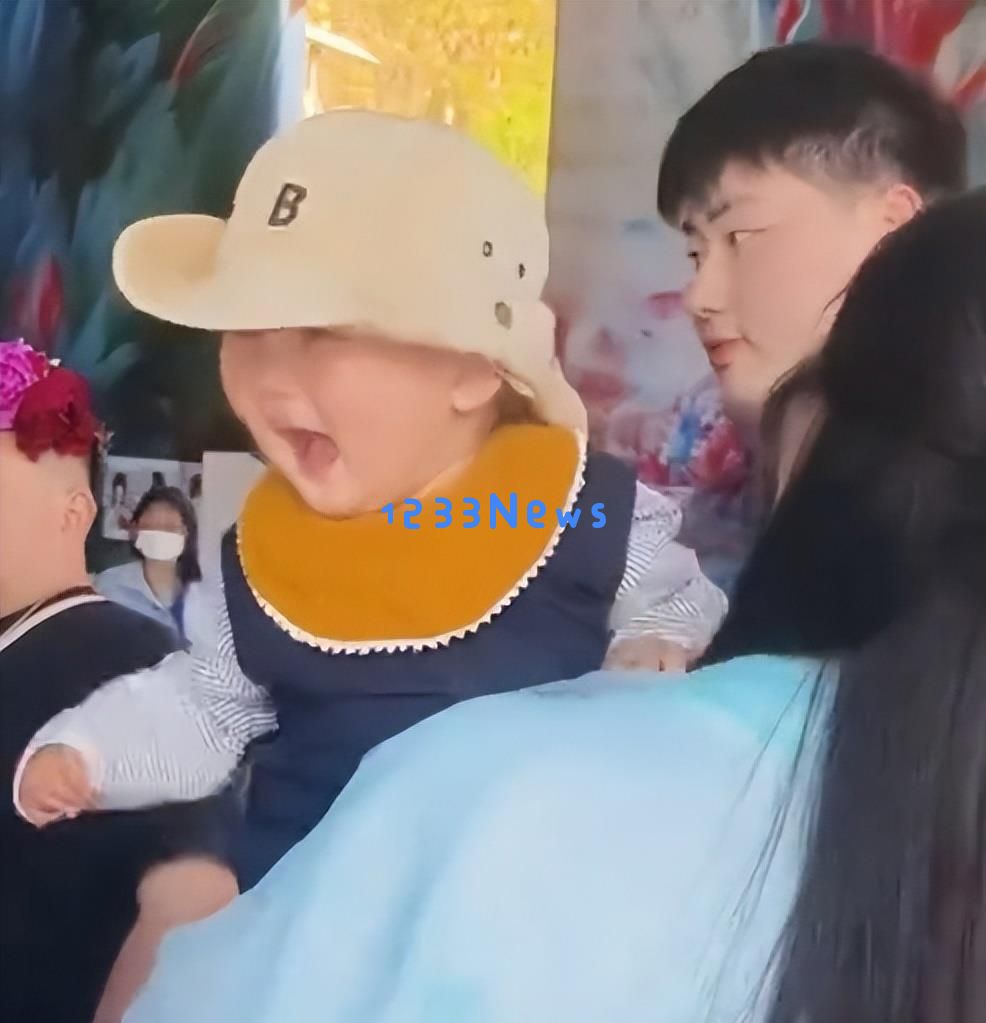 朱之文带着儿媳走进菏泽牡丹园，儿媳宛如花仙子，自己仍在使用苹果六手机