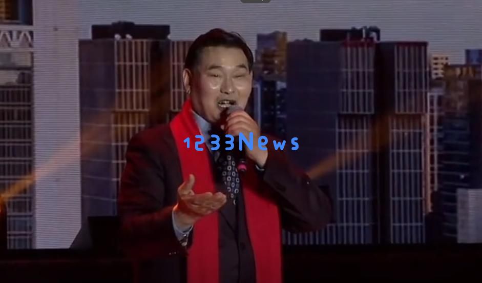朱之文带着儿媳走进菏泽牡丹园，儿媳宛如花仙子，自己仍在使用苹果六手机