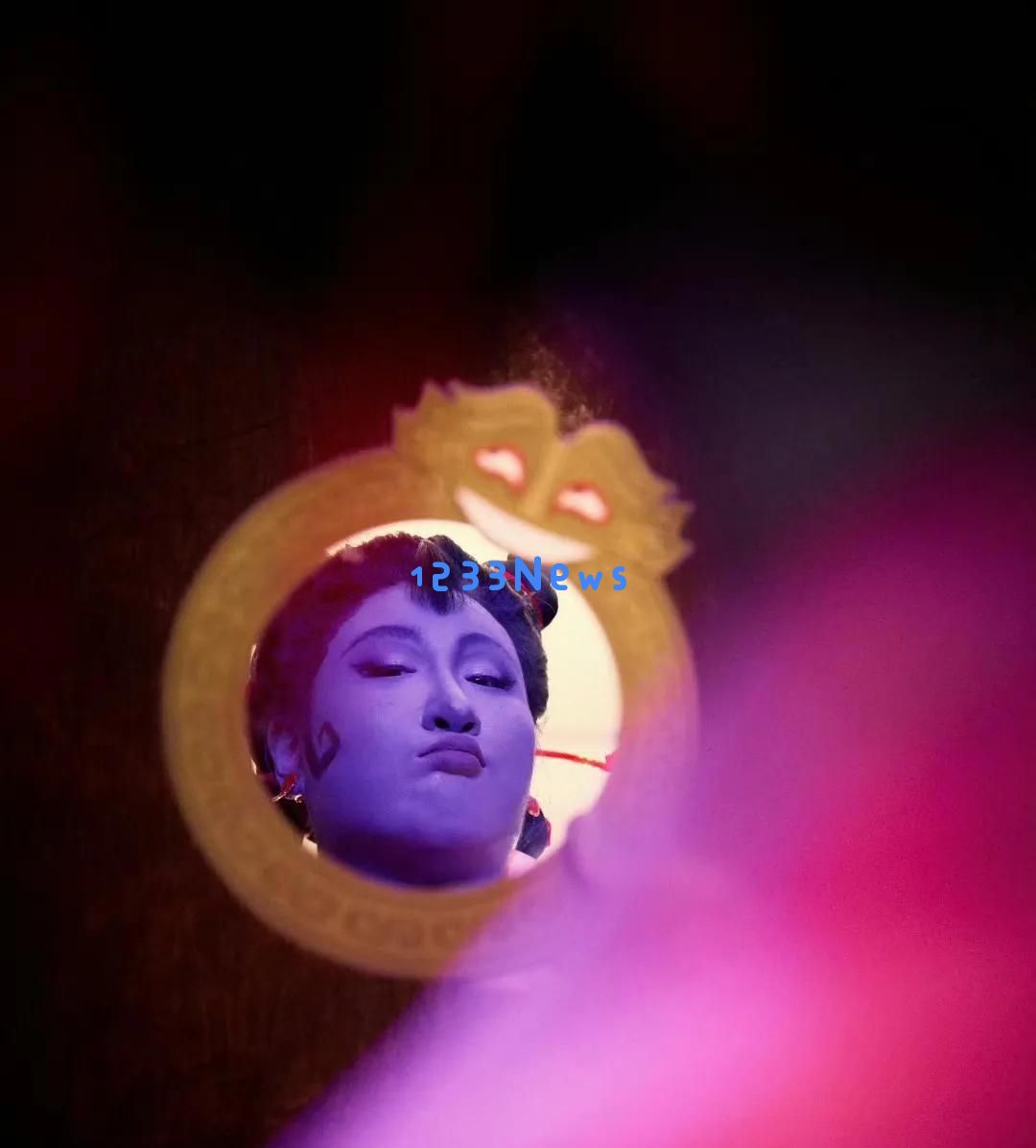锤娜丽莎化身石矶娘娘惊艳亮相，荧光粉装扮尽显丰满魅力
