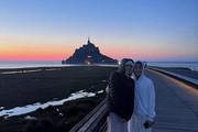 奚梦瑶与何猷君在法国甜蜜旅行，同框庆祝周杰伦专辑发布的浪漫瞬间