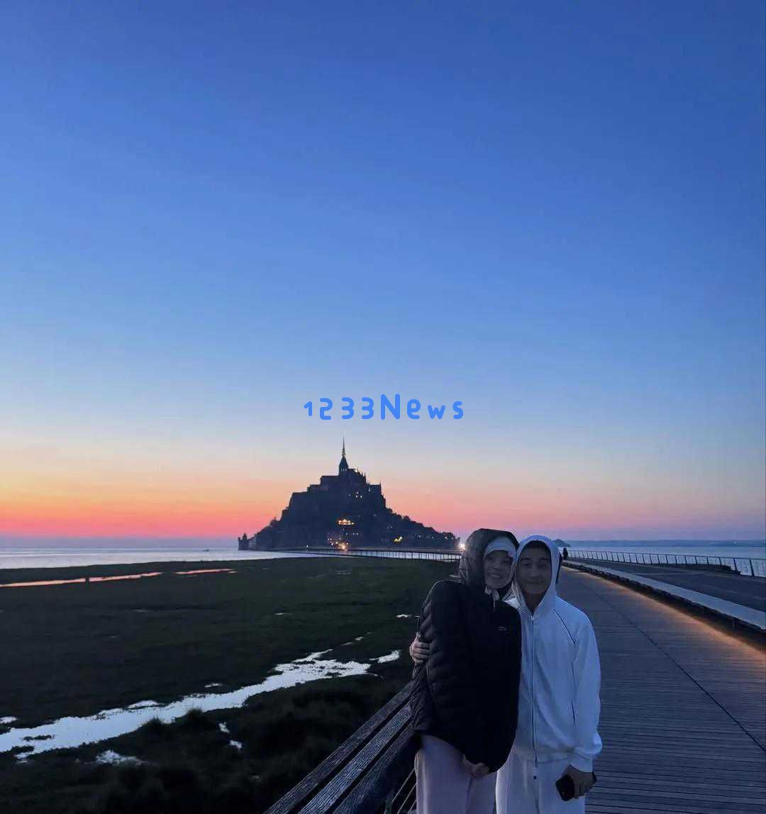 奚梦瑶与何猷君在法国甜蜜旅行，同框庆祝周杰伦专辑发布的浪漫瞬间