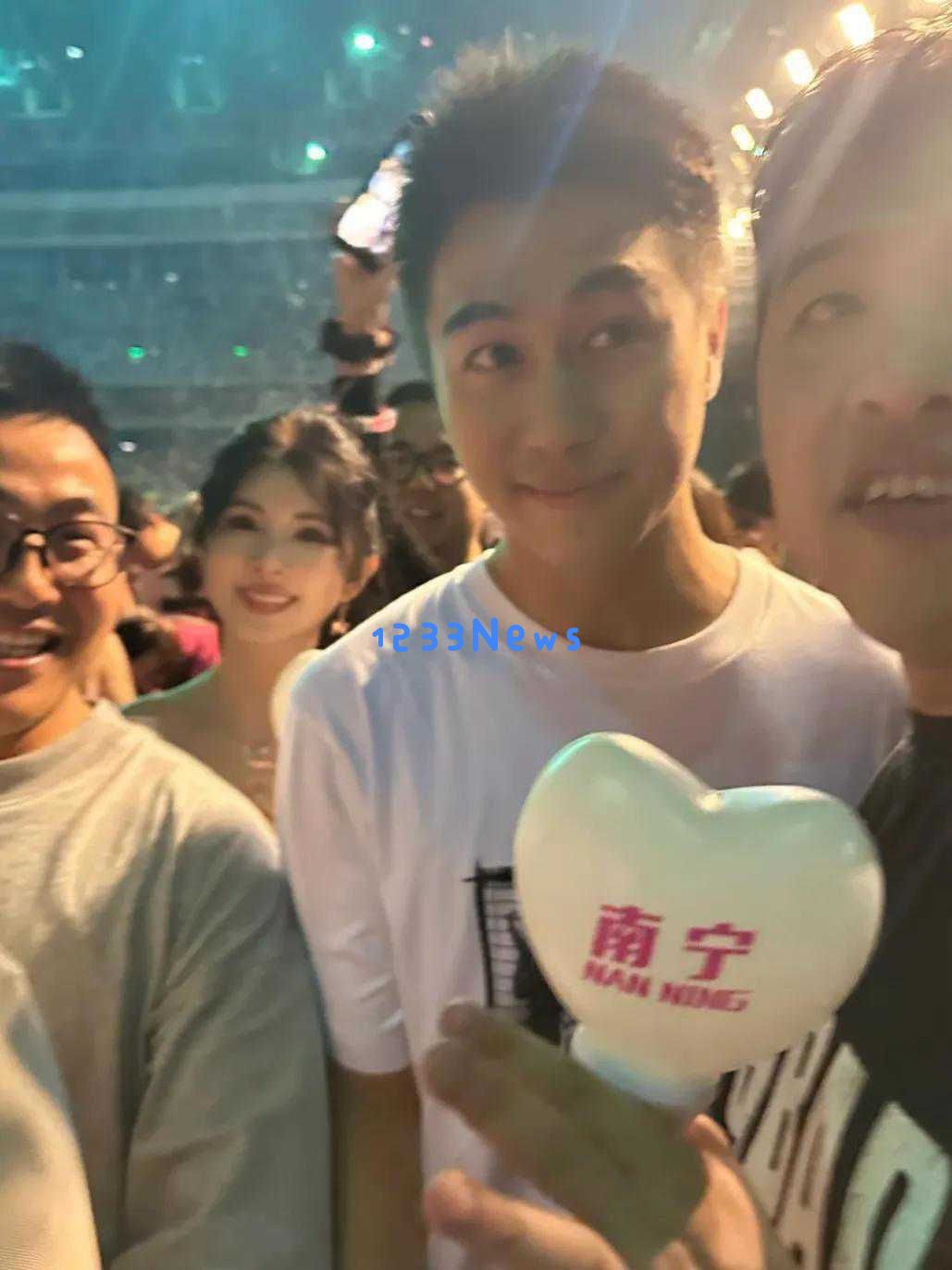 奚梦瑶与何猷君在法国甜蜜旅行，同框庆祝周杰伦专辑发布的浪漫瞬间