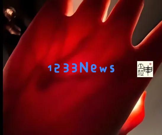 女生用手电筒照射手部，网友发现异常！医生提醒这些危险信号需警惕……