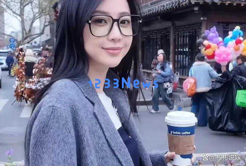 潘玮柏的妻子宣云重返南京，品尝老门东的糖藕粥和桂花糕，个人颜值出众