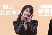 青岛之夜，章若楠仙女般迷人，关晓彤展现优雅韵味，梅婷低头瞬间撩人心弦