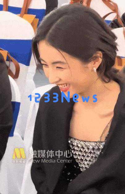 青岛之夜，章若楠仙女般迷人，关晓彤展现优雅韵味，梅婷低头瞬间撩人心弦