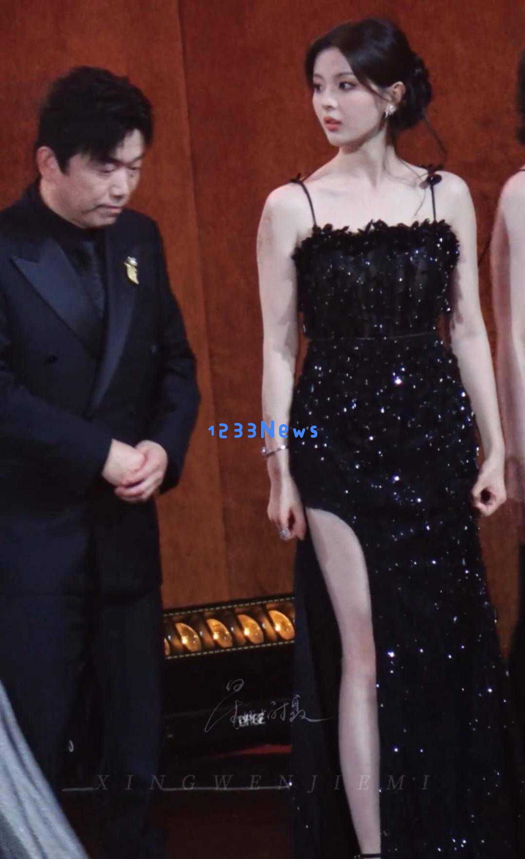青岛之夜，章若楠仙女般迷人，关晓彤展现优雅韵味，梅婷低头瞬间撩人心弦