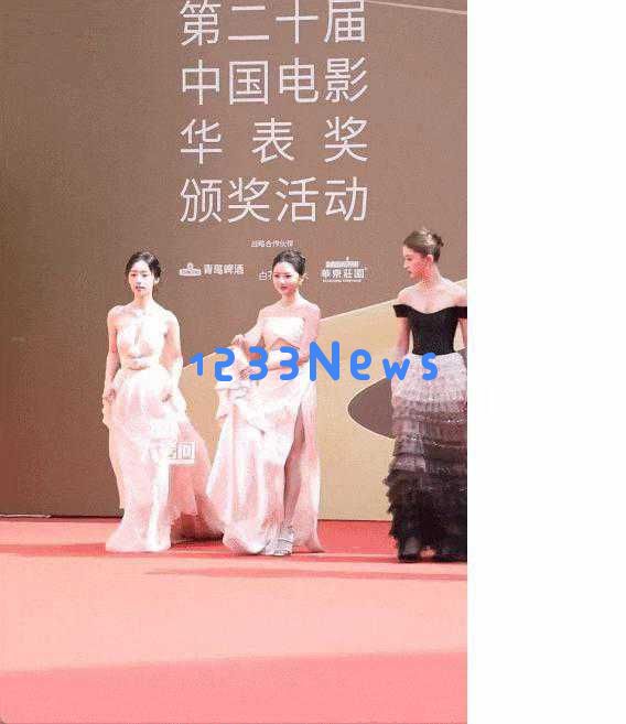 青岛之夜，章若楠仙女般迷人，关晓彤展现优雅韵味，梅婷低头瞬间撩人心弦