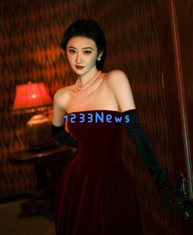 青岛之夜，章若楠仙女般迷人，关晓彤展现优雅韵味，梅婷低头瞬间撩人心弦