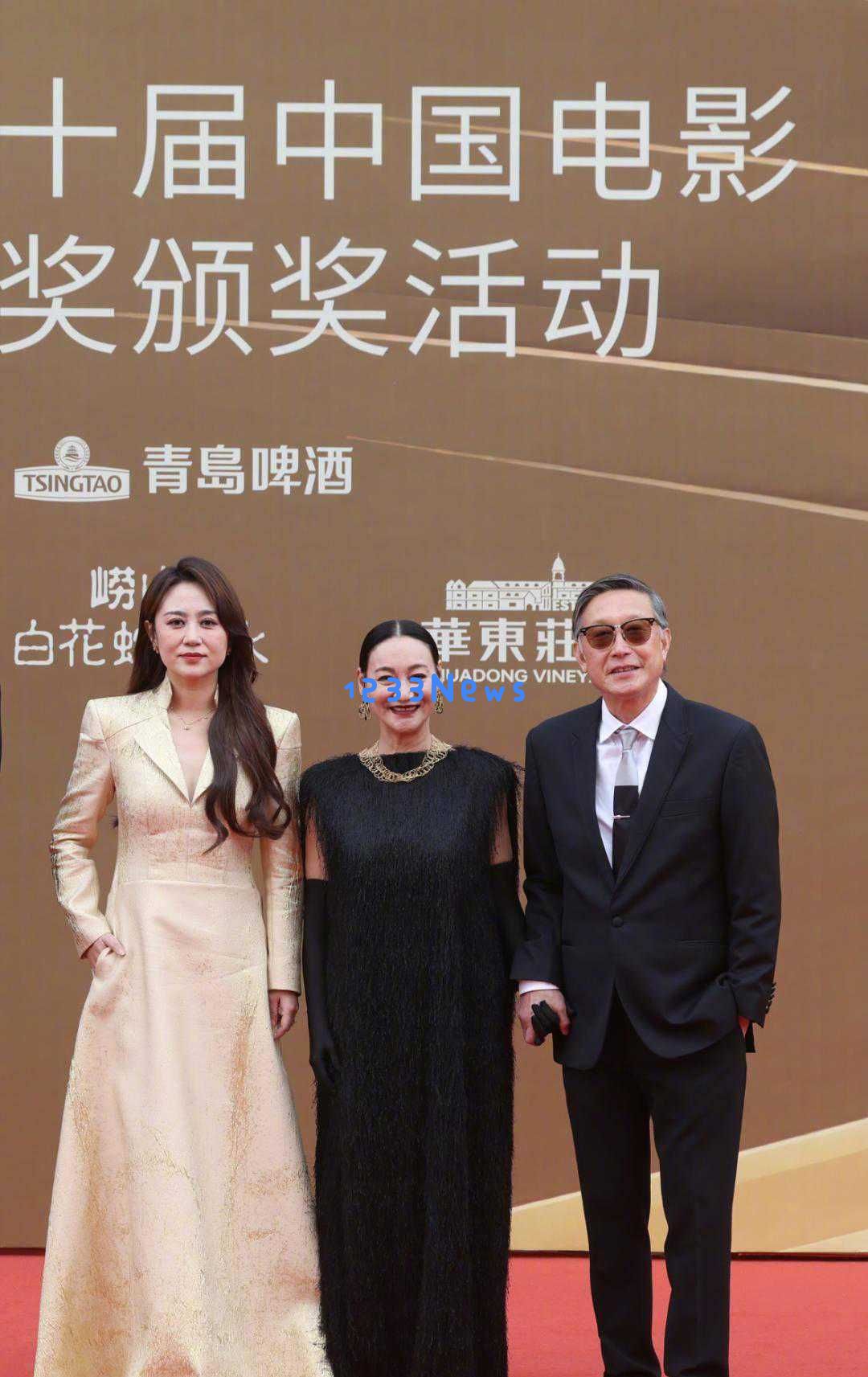 青岛之夜，章若楠仙女般迷人，关晓彤展现优雅韵味，梅婷低头瞬间撩人心弦