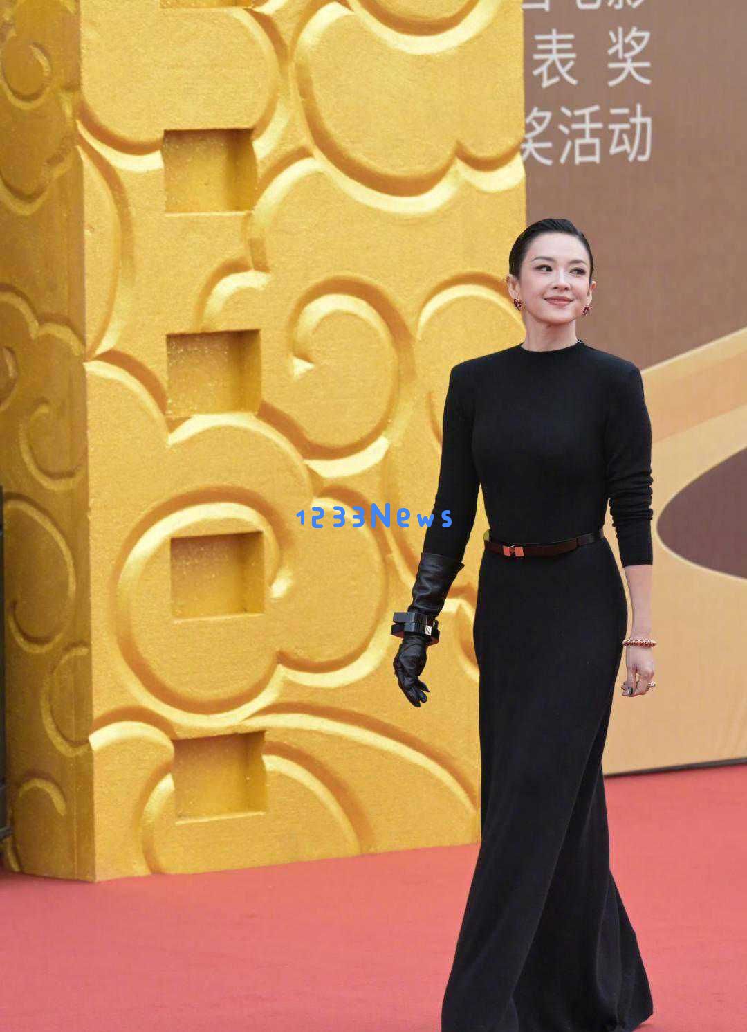 青岛之夜，章若楠仙女般迷人，关晓彤展现优雅韵味，梅婷低头瞬间撩人心弦