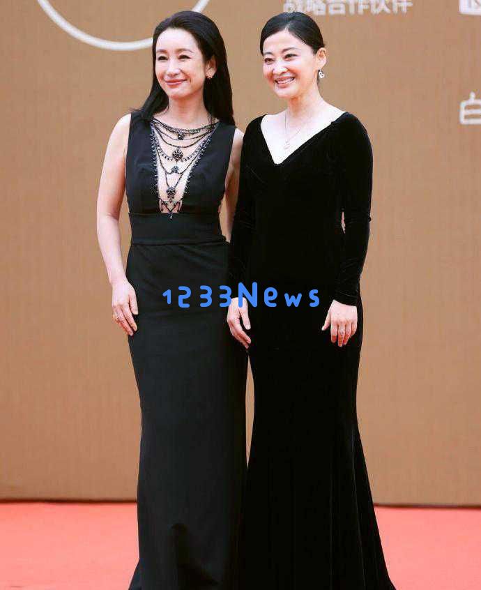 青岛之夜，章若楠仙女般迷人，关晓彤展现优雅韵味，梅婷低头瞬间撩人心弦
