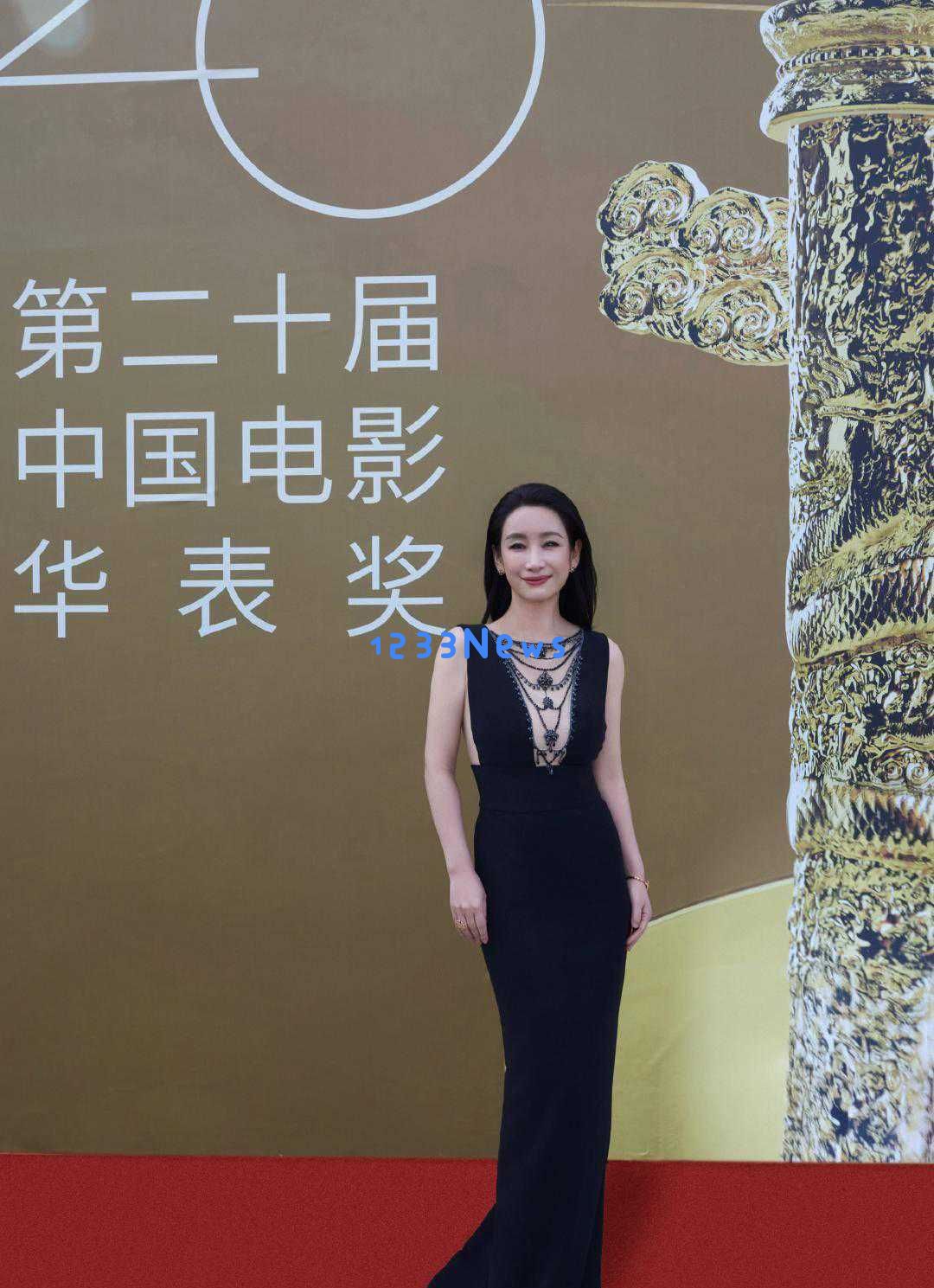 青岛之夜，章若楠仙女般迷人，关晓彤展现优雅韵味，梅婷低头瞬间撩人心弦