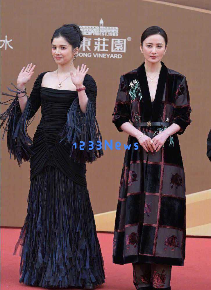 青岛之夜，章若楠仙女般迷人，关晓彤展现优雅韵味，梅婷低头瞬间撩人心弦