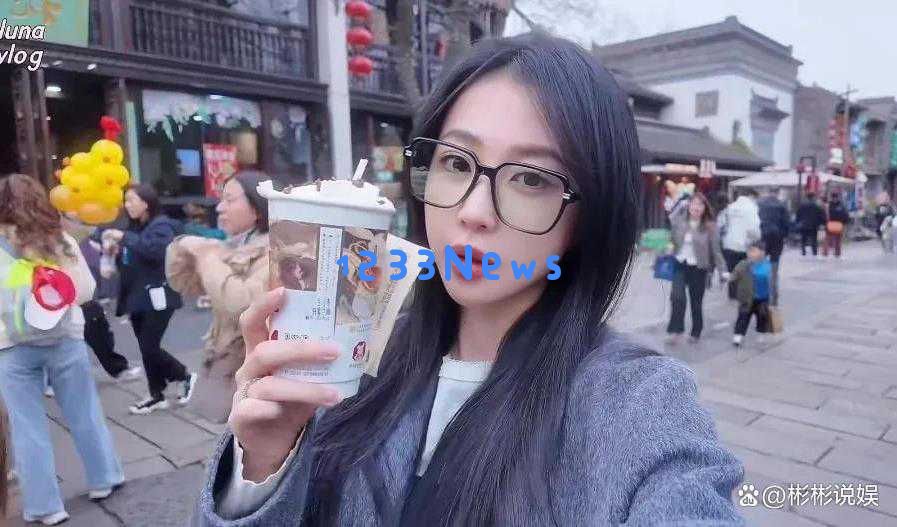 潘玮柏妻子宣云回到南京，在老门东品尝特色糖藕粥和桂花糕，容貌优雅动人