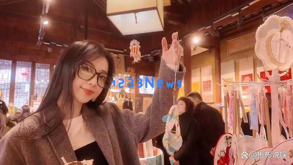 潘玮柏妻子宣云回到南京，在老门东品尝特色糖藕粥和桂花糕，容貌优雅动人