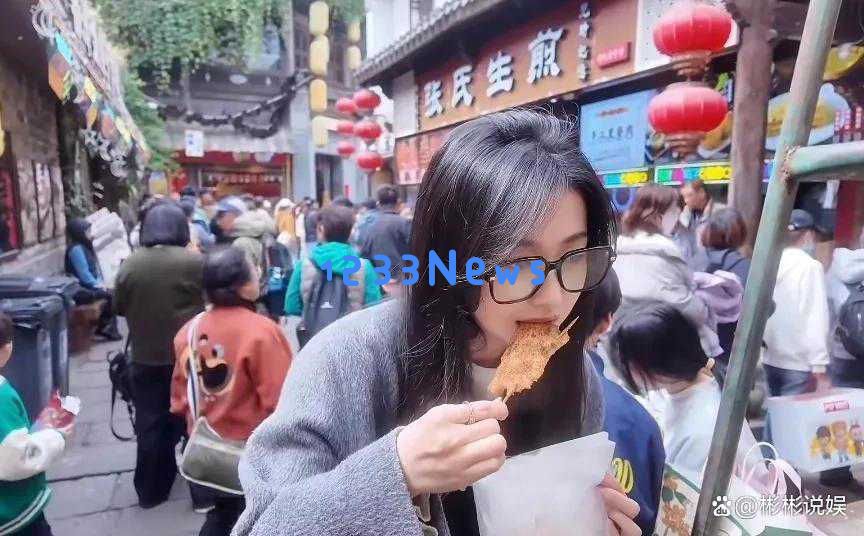 潘玮柏妻子宣云回到南京，在老门东品尝特色糖藕粥和桂花糕，容貌优雅动人