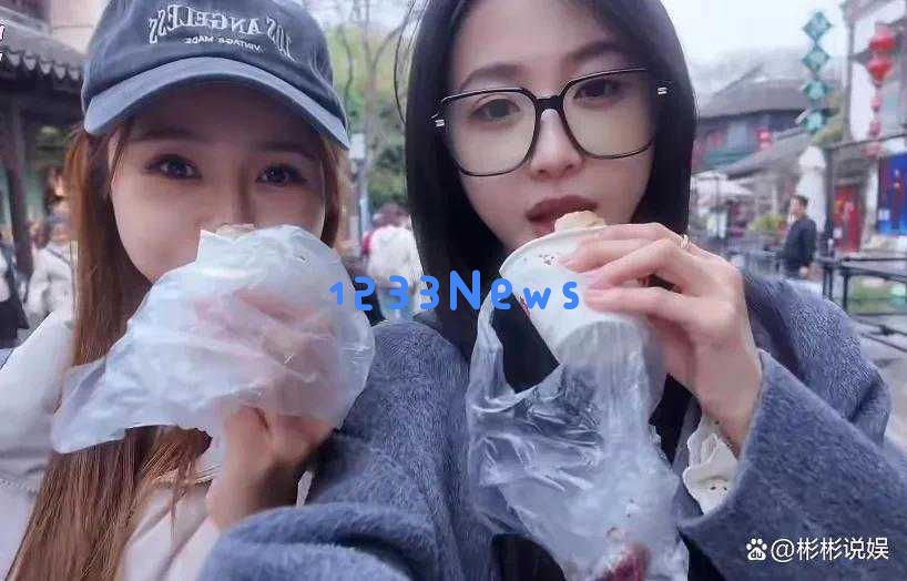 潘玮柏妻子宣云回到南京，在老门东品尝特色糖藕粥和桂花糕，容貌优雅动人