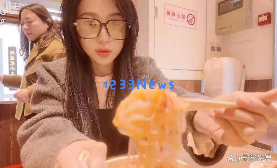 潘玮柏妻子宣云回到南京，在老门东品尝特色糖藕粥和桂花糕，容貌优雅动人