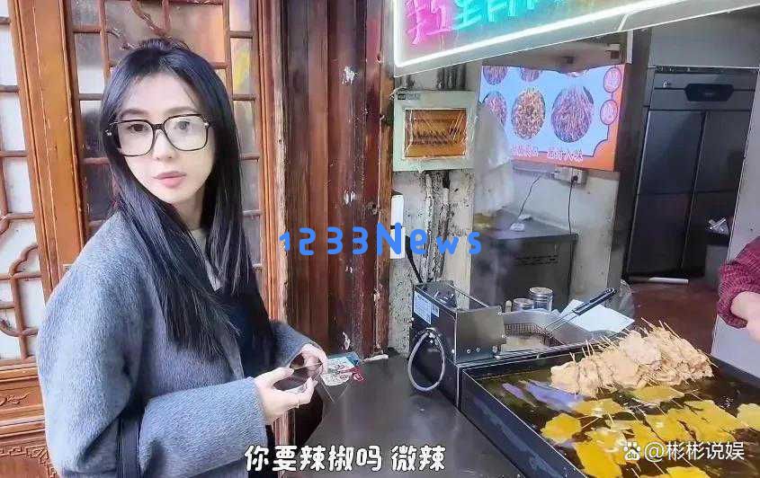 潘玮柏妻子宣云回到南京，在老门东品尝特色糖藕粥和桂花糕，容貌优雅动人