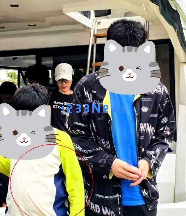 董卿带儿子乘游艇度假，母子状态放松，儿子发福引发网友热议