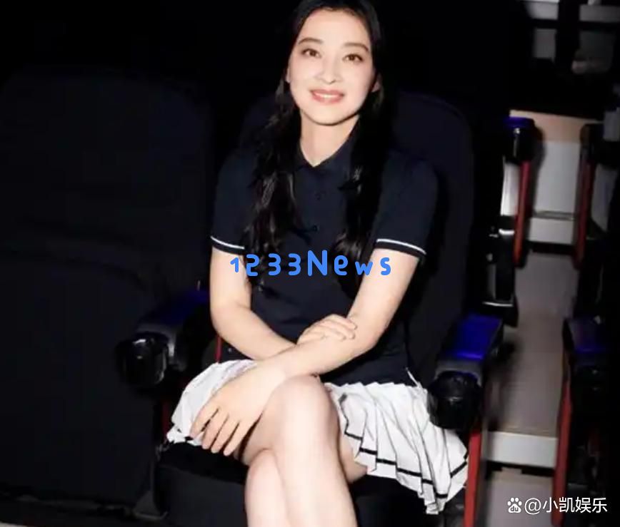 梅婷庆祝50岁生日亮相南京，全家共聚幸福时刻，丈夫花臂引人瞩目