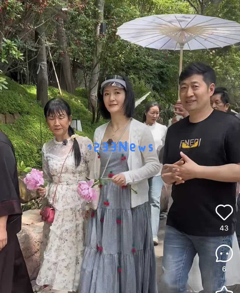谢娜母亲碎花裙搭配白丝凉鞋出门，助理为其撑伞引发争议，明星特权让谁感到不满？