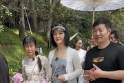 谢娜母亲碎花裙搭配白丝凉鞋出门，助理为其撑伞引发争议，明星特权让谁感到不满？