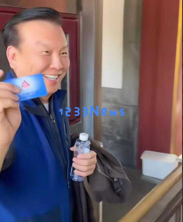 张泽群从中央电视台主持人转型为“老顽童”，不经意间迎来新的人生阶段