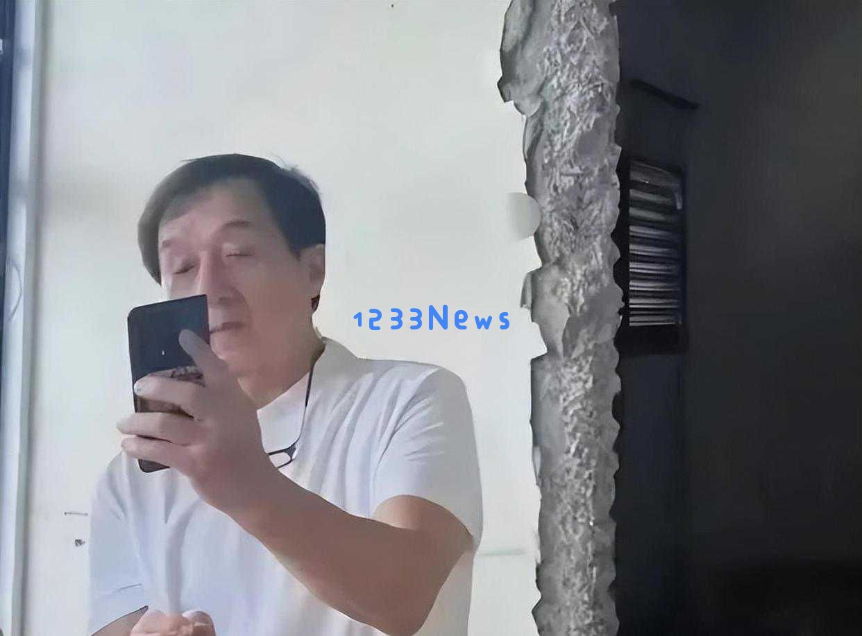 成龙近日被传在成都购置养老房，亲自到毛坯房检查装修，满脸皱纹透露年岁已高